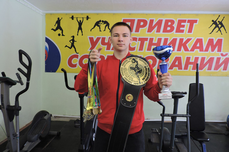 Установил рекорд мира и получил пояс абсолютного победителя гиревик Олег Бородынкин из Искитимского района