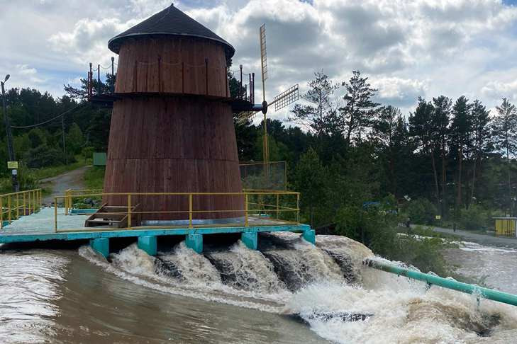 Потоп разрушил легендарный водопад Карпысак под Новосибирском