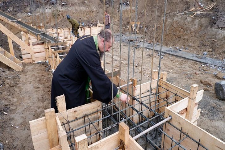 Первый камень заложен в фундамент строящегося храма блаженной Матроны Московской в Новосибирске