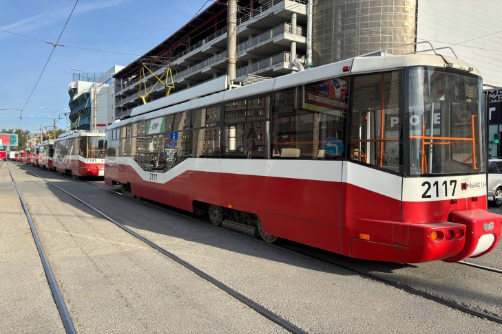 Трамваи из-за ДТП встали на площади Маркса в Новосибирске