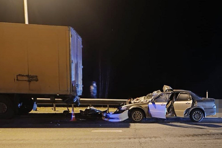 В ДТП с грузовиком под Новосибирском погибли три человека