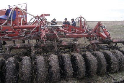 Трактора тонут на полях Новосибирской области 