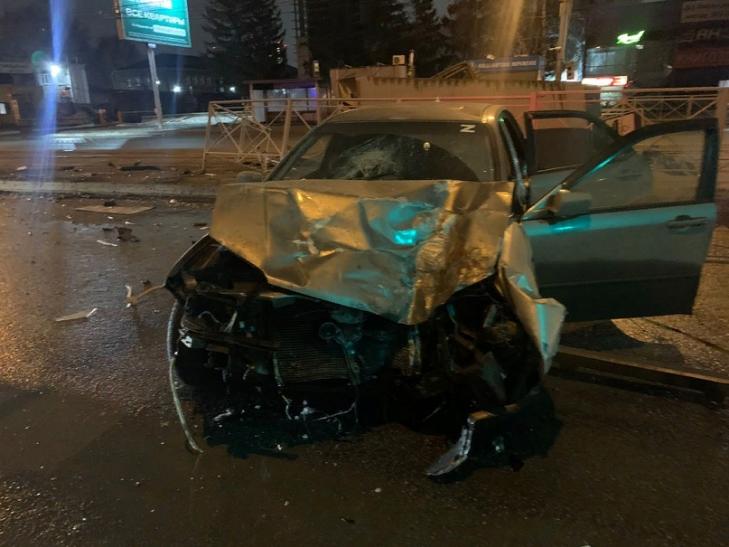 Водитель автомобиля Honda врезался в остановку и сбежал в Новосибирске