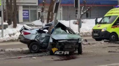 Иномарка намоталась на столб в Новосибирске