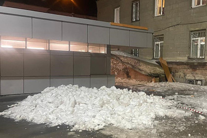 Уголовное дело завели после падения глыбы льда на женщину в Новосибирске