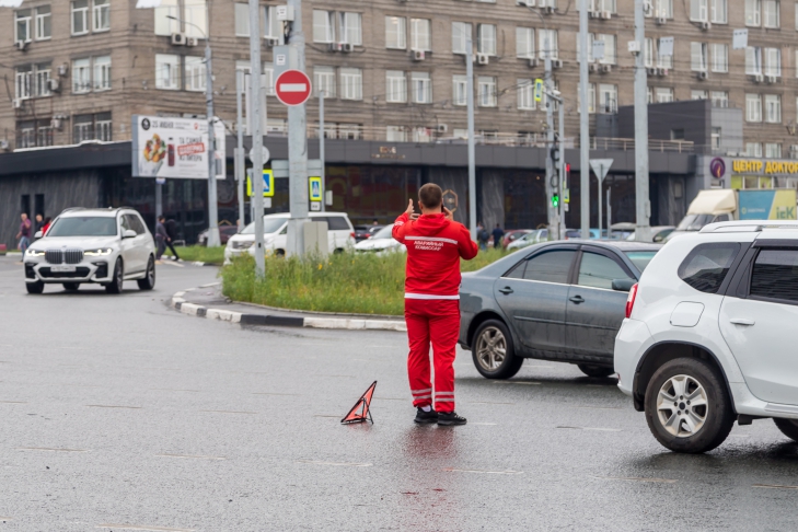 Новосибирцу на самокате проломили череп в драке на улице Бориса Богаткова