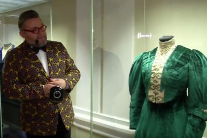 Историк моды Васильев показал теплые костюмы в краеведческом музее