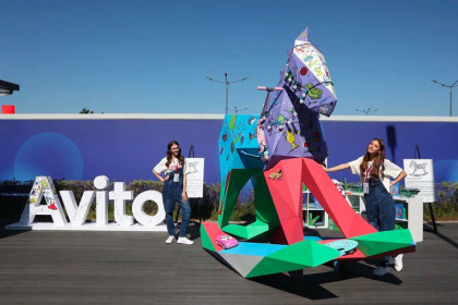 На ПМЭФ презентован необычный арт-объект в честь Года семьи — трехметровая «Лошадка, добрый друг из детства» от «Авито»