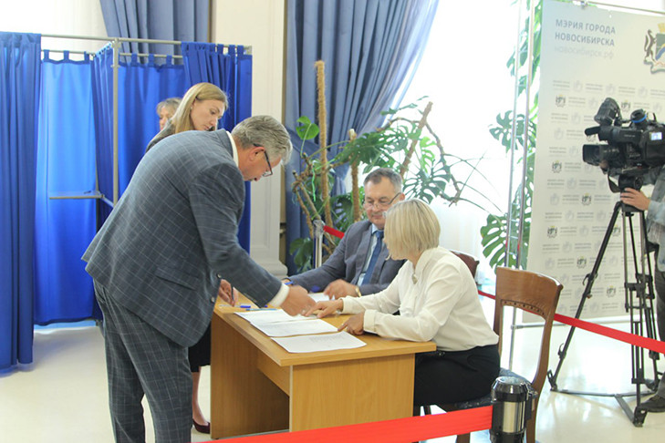 Два новосибирских депутата лишились мандатов