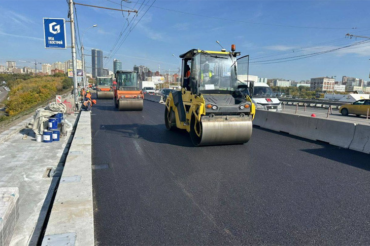 В Новосибирске на Димитровском мосту укладывают новый асфальт