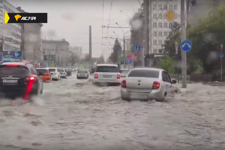 Улицы Новосибирска затопило в результате дождя 12 августа