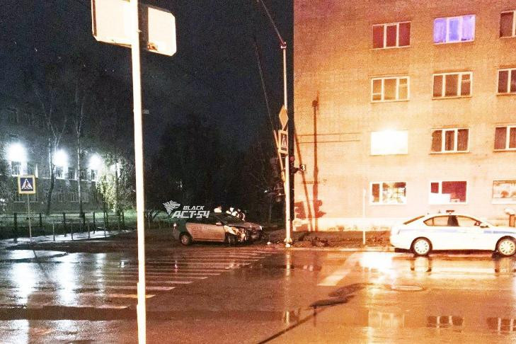 Водитель каршеринга врезался в светофор в Новосибирске