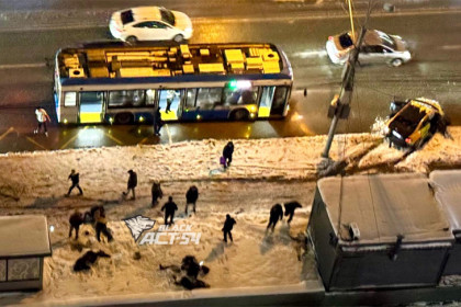 Пьяный водитель протаранил остановку в Новосибирске: шестеро госпитализированы