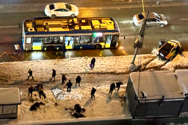 Пьяный водитель протаранил остановку в Новосибирске: шестеро госпитализированы