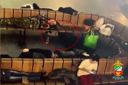 Пенсионер ползал по полу на вокзале в Новосибирске ради чужого телефона