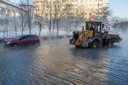 Спасателей вызвали для откачки талой воды в частном секторе Новосибирска