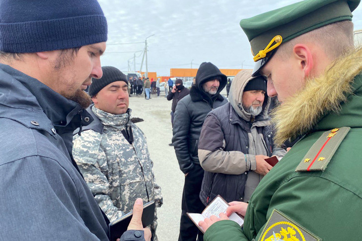 В Новосибирске иностранца-агрессора вытащили из машины и отвели в военкомат