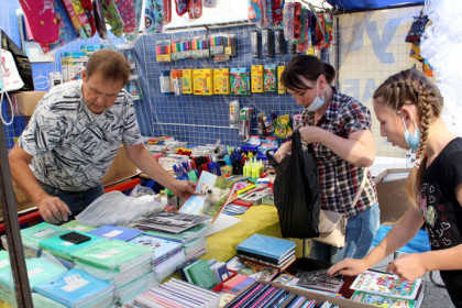 Школьные базары против ТРЦ: как собрать ребенка на 10000 рублей в Новосибирске