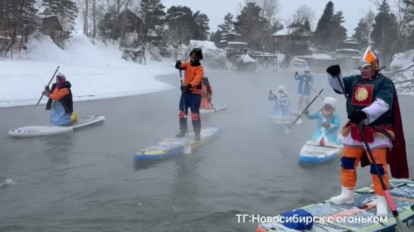Новосибирцы в маскарадных костюмах устроили предновогодний заплыв на сапбордах