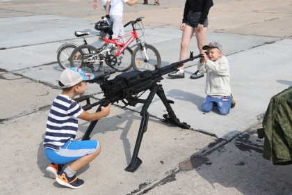 Пулемет дали детям поиграть на форуме «Армия-2017»