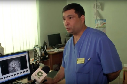 Индус Шалиндер Аул оперирует опухоли мозга в Новосибирске