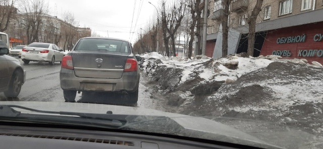 Снег мешает проезду автомобилей на проспекте Дзержинского в Новосибирске
