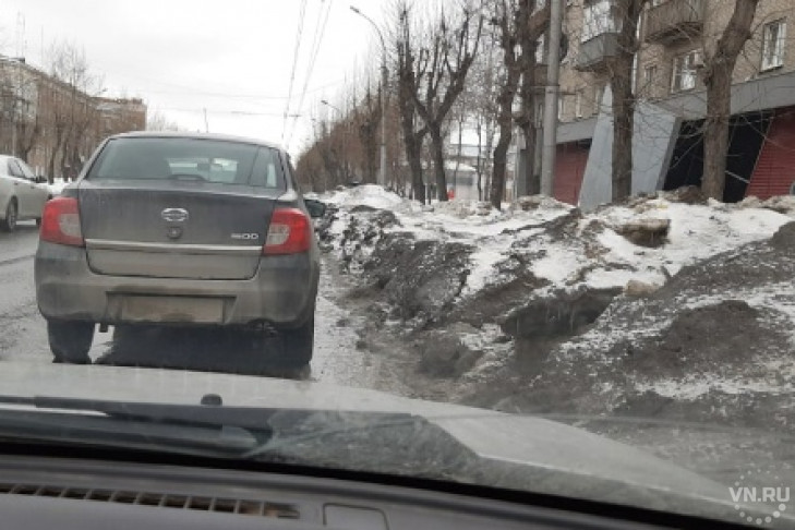 Снег мешает проезду автомобилей на проспекте Дзержинского в Новосибирске