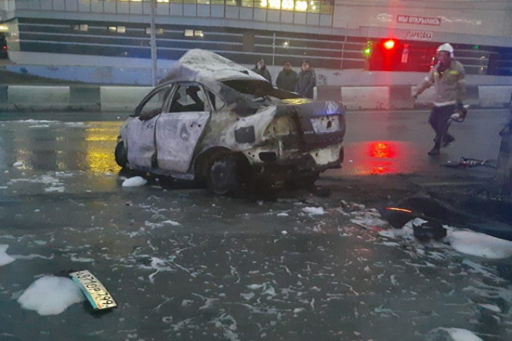 Три человека погибли в загоревшемся автомобиле в Новосибирске
