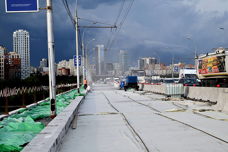 Разделительное ограждение установят на Димитровском мосту в Новосибирске