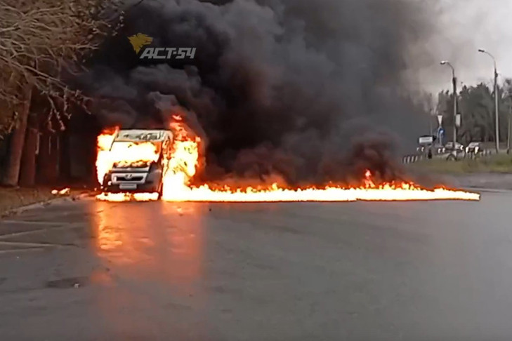 Ожоги получил водитель горящей маршрутки в Новосибирске