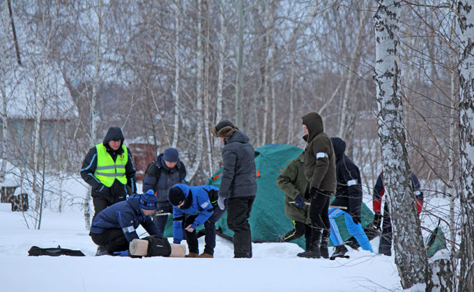 По тонкому льду и бревнам передвигались туристы из Куйбышева