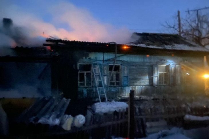 Тело 70-летней женщины нашли пожарные на пепелище сгоревшего дома в Новосибирской области