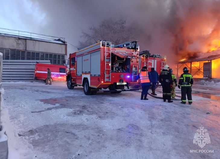Пожарный поезд подключили к тушению пожара на складе в Новосибирске