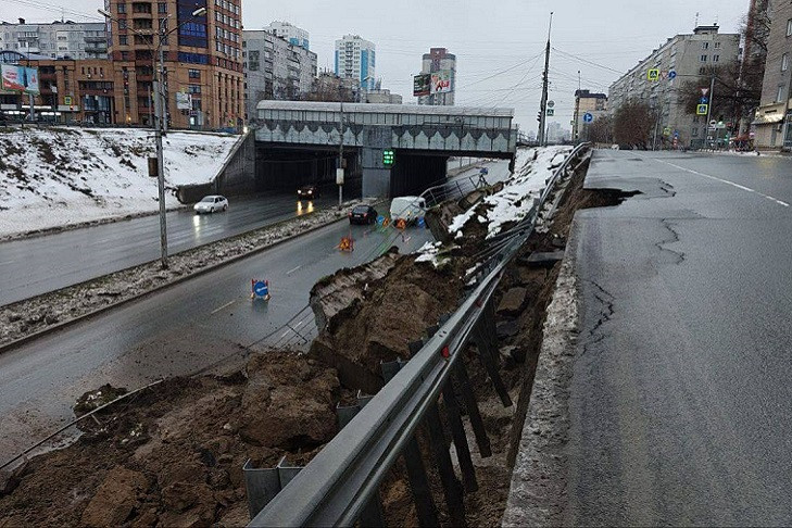 В Новосибирске из-за обрушений перекрыли движение на Ипподромской магистрали
