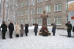 Андрей Травников почтил память первого дважды Героя России в Новосибирске