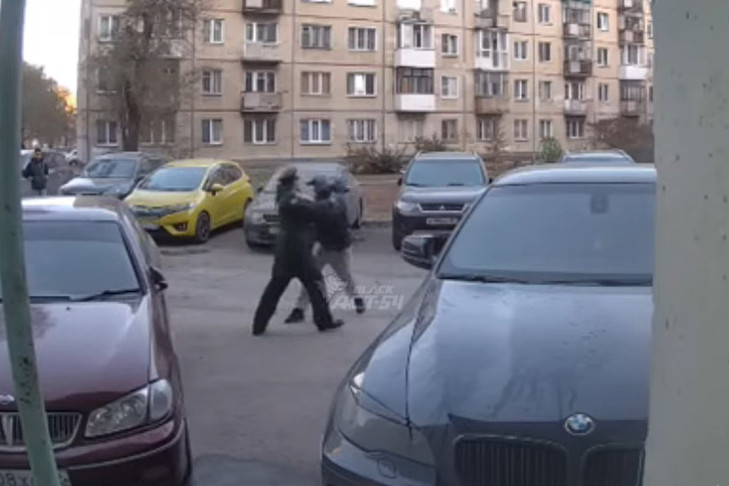 В Новосибирске прохожий с ножом напал на мужчину в военной форме