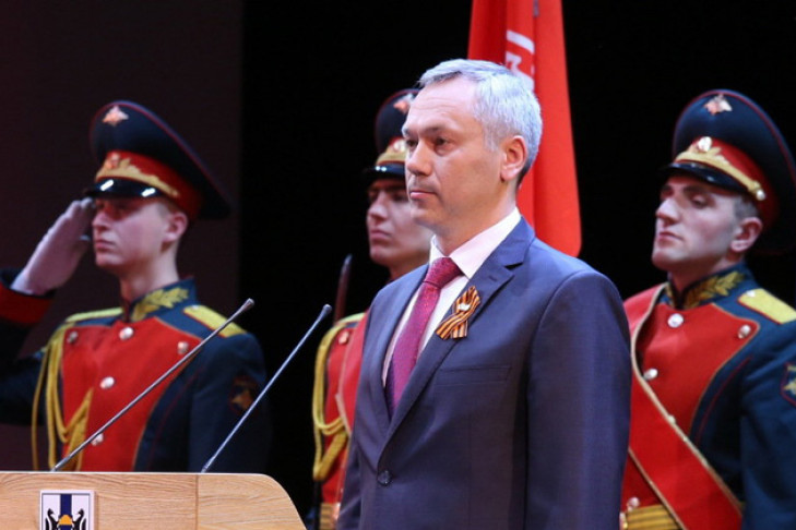 Андрей Травников поздравил участников торжественного собрания с праздником Победы