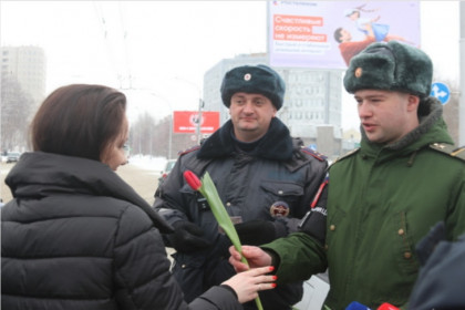 Военные раздают тюльпаны женщинам на дорогах Новосибирска