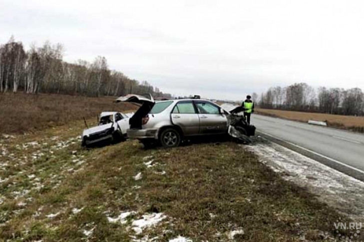 Водитель уничтожил свою Toyota Corolla в лобовом столкновении с Lexus