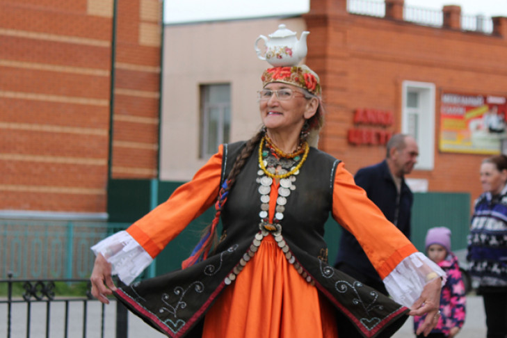 В камзоле времен Екатерины II танцует почтальон из Куйбышева 
