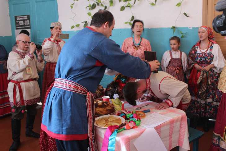 Свадьбу по старинным обрядам сыграли в селе Локти