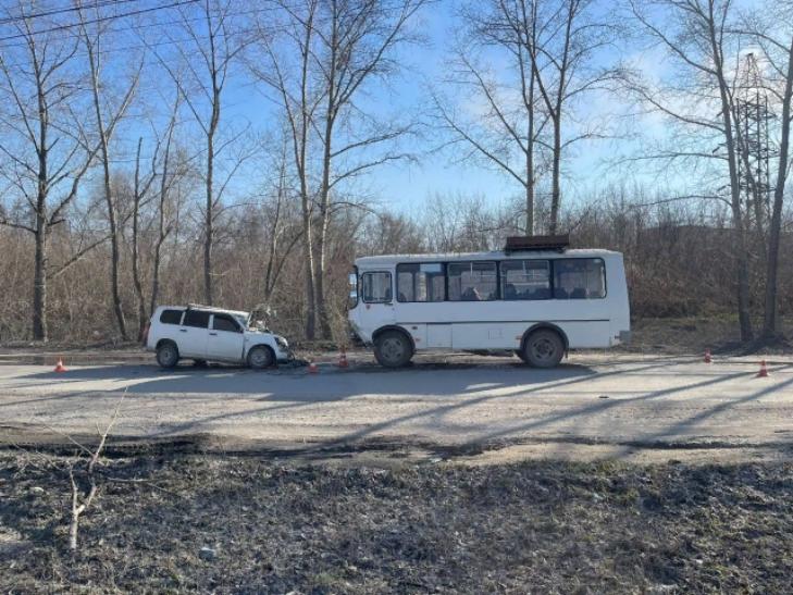 Иномарка врезалась в автобус с пассажирами в Новосибирске