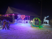 Иван и Татьяна Красновы из Витинска вновь украсили свою усадьбу к Новому году