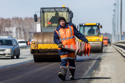 Горячим асфальтом заливают дыры на дорогах Новосибирска в апреле-2024