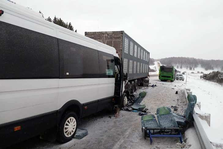 Маршрутка с пятью пассажирами протаранила автобус и фуру под Новосибирском