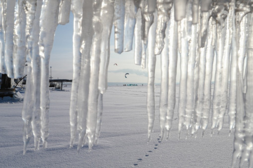 Подальше от крыш советуют держаться новосибирцам в оттепель 10-11 февраля