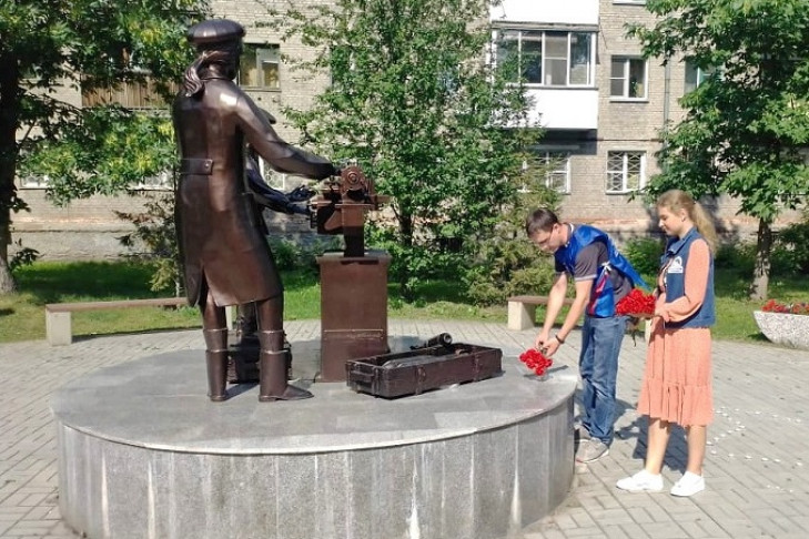 У Памятника труженикам тыла в Новосибирске зажгли свечи