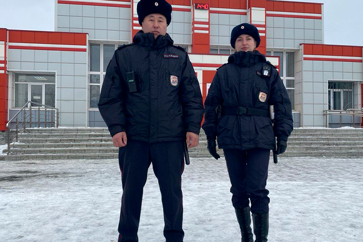 Сотрудники транспортной полиции спасли женщину под Новосибирском