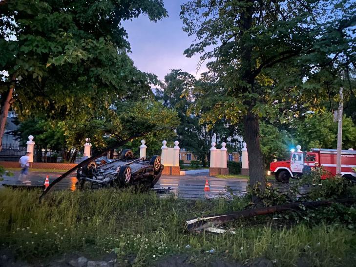 Водитель Subaru Forester врезался в дерево и погиб в Новосибирске