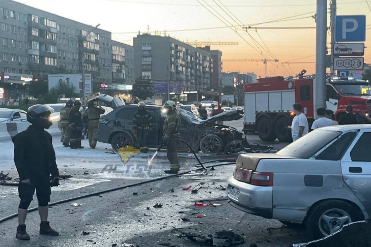 Протаранившего 6 автомобилей гонщика без номеров задержали в Новосибирске